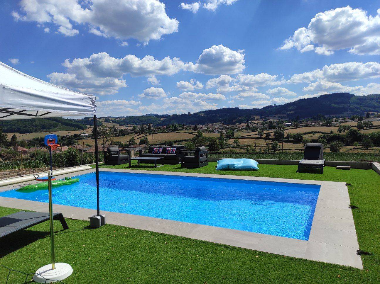 Réalisation d'une grande piscine rectangulaire de 9m X 4m pour une maison neuve sur Saint Cyr Mont d'or