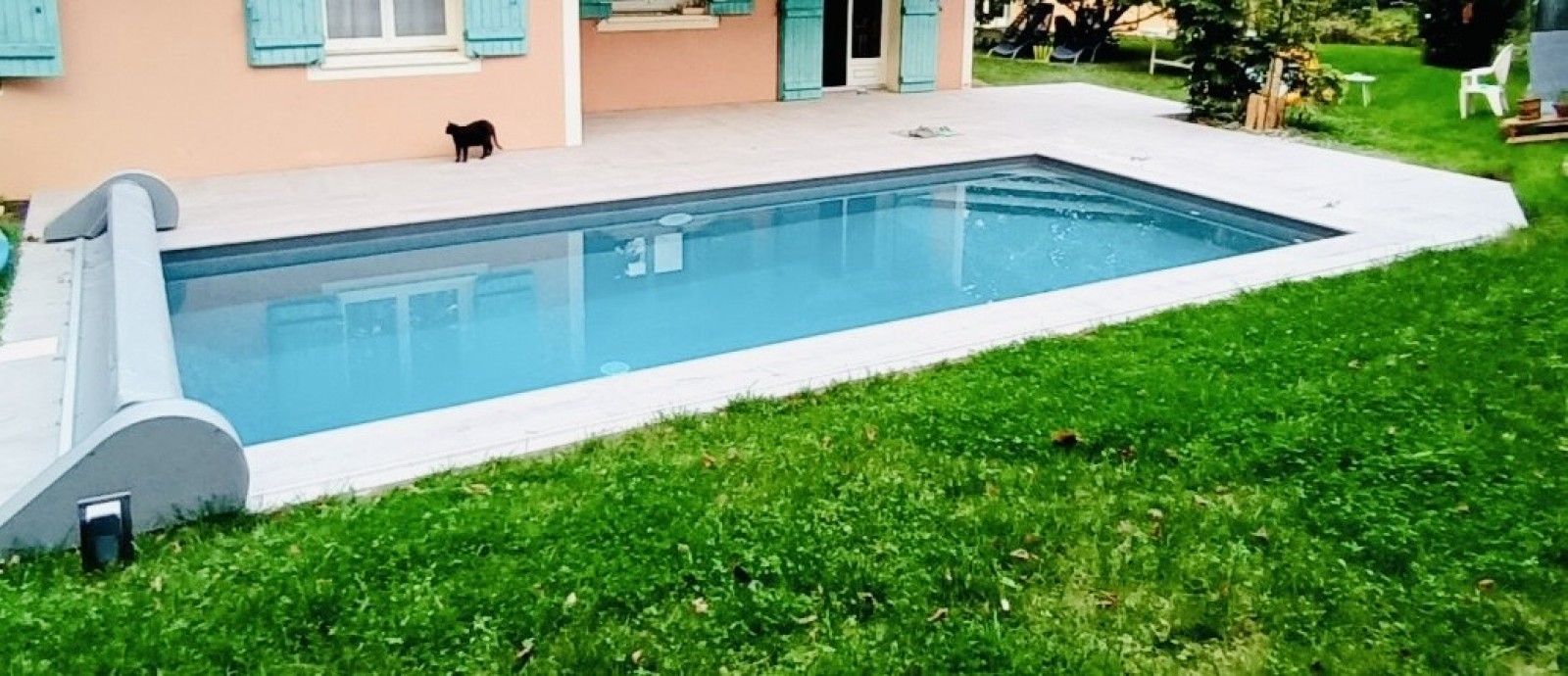 Construction d’une piscine rectangulaire 8x3 avec un escalier d’angle et couverture Thelma à Châtillon sur chalaronne