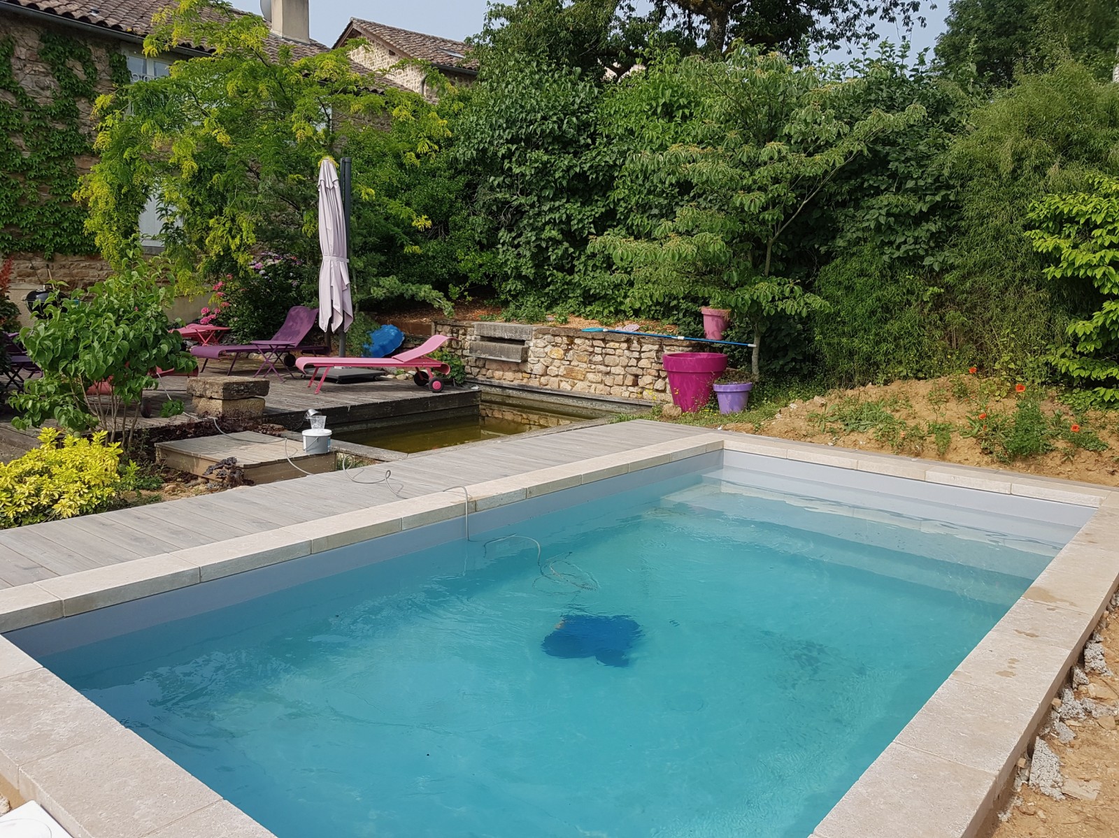 Réalisation d'une piscine forme rectangualire de 7.5m x 4m avec liner coloris gris clair situé à Dommartin