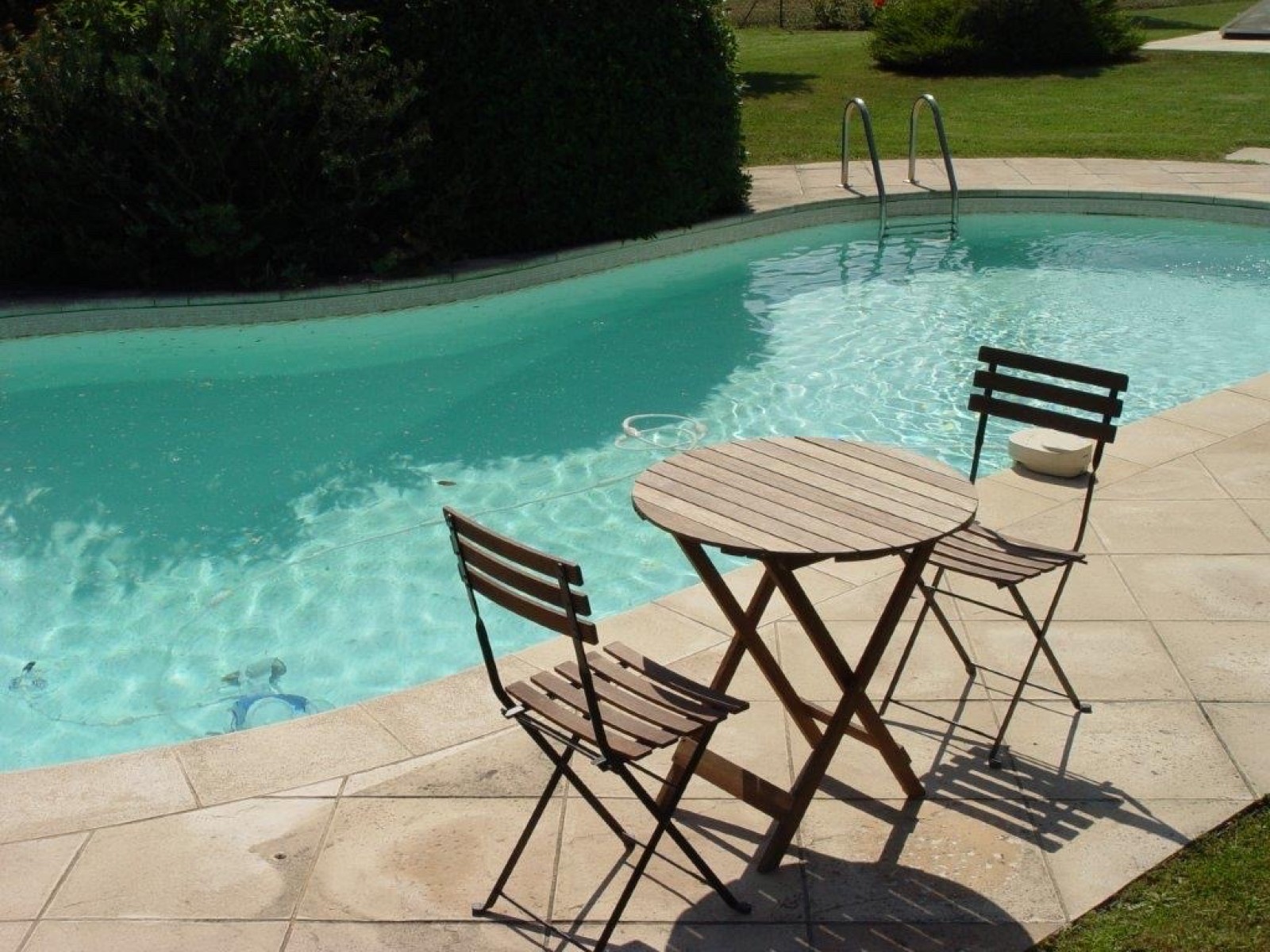 Réalisation d'une piscine forme libre de 10 x 3m avec liner coloris sable à Cluny proche Mâcon