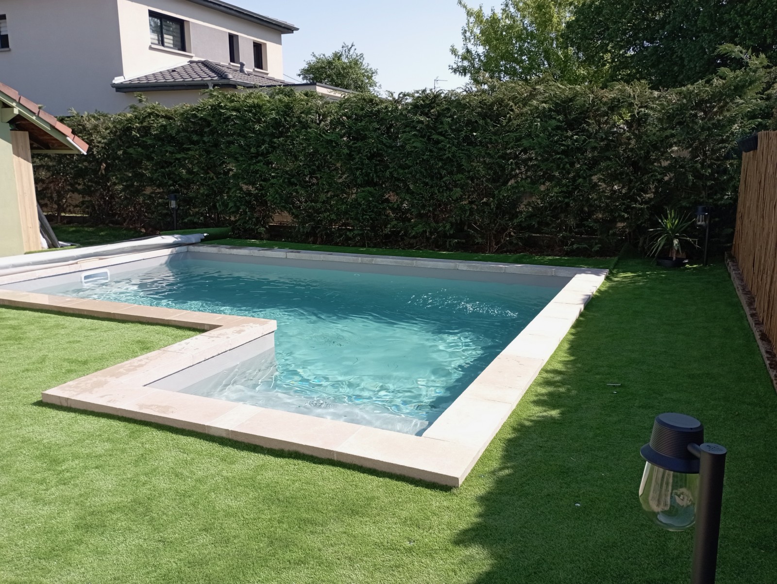 Construction d'une piscine en forme L de 8.5m X 4m avec escalier situé à Chazay d'Arsergues