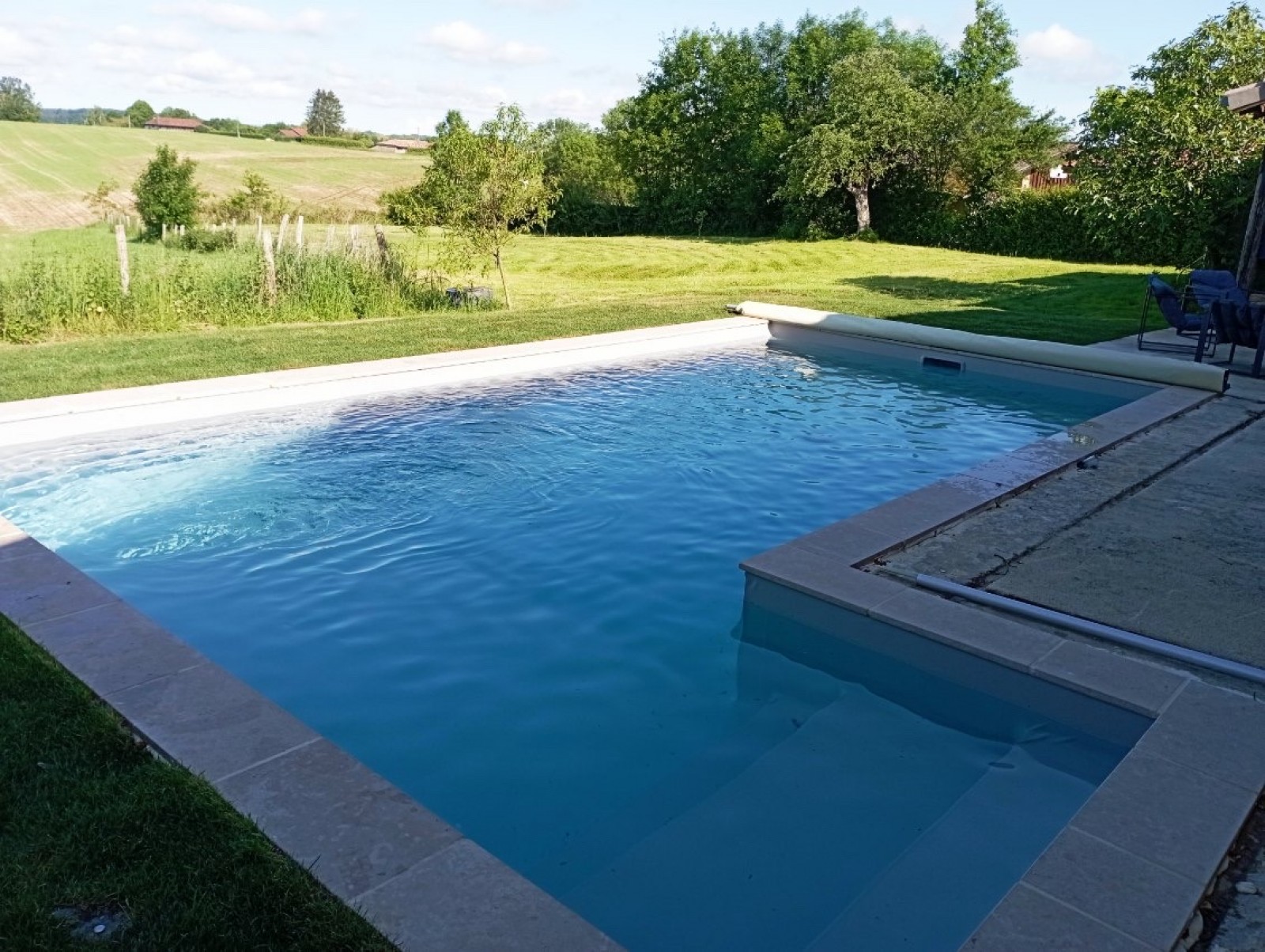 Construction d’une piscine en L sur la région de Villefranche-sur-Saône à Lucenay .